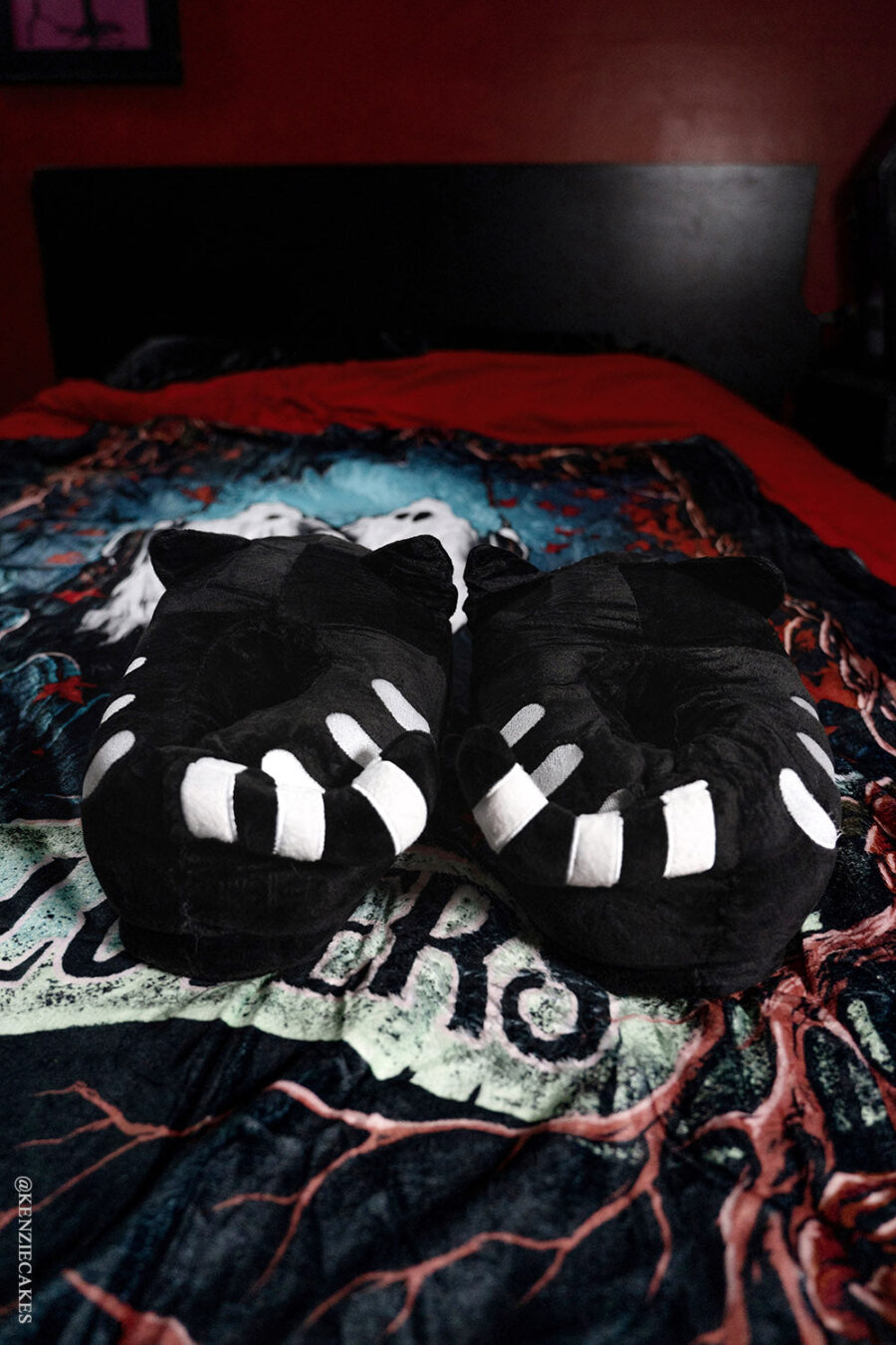 3d-novelty-cat-slippers.jpg Skelekitty Slippers